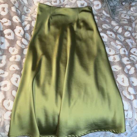 Green silky skirt - Picture 5 of 6